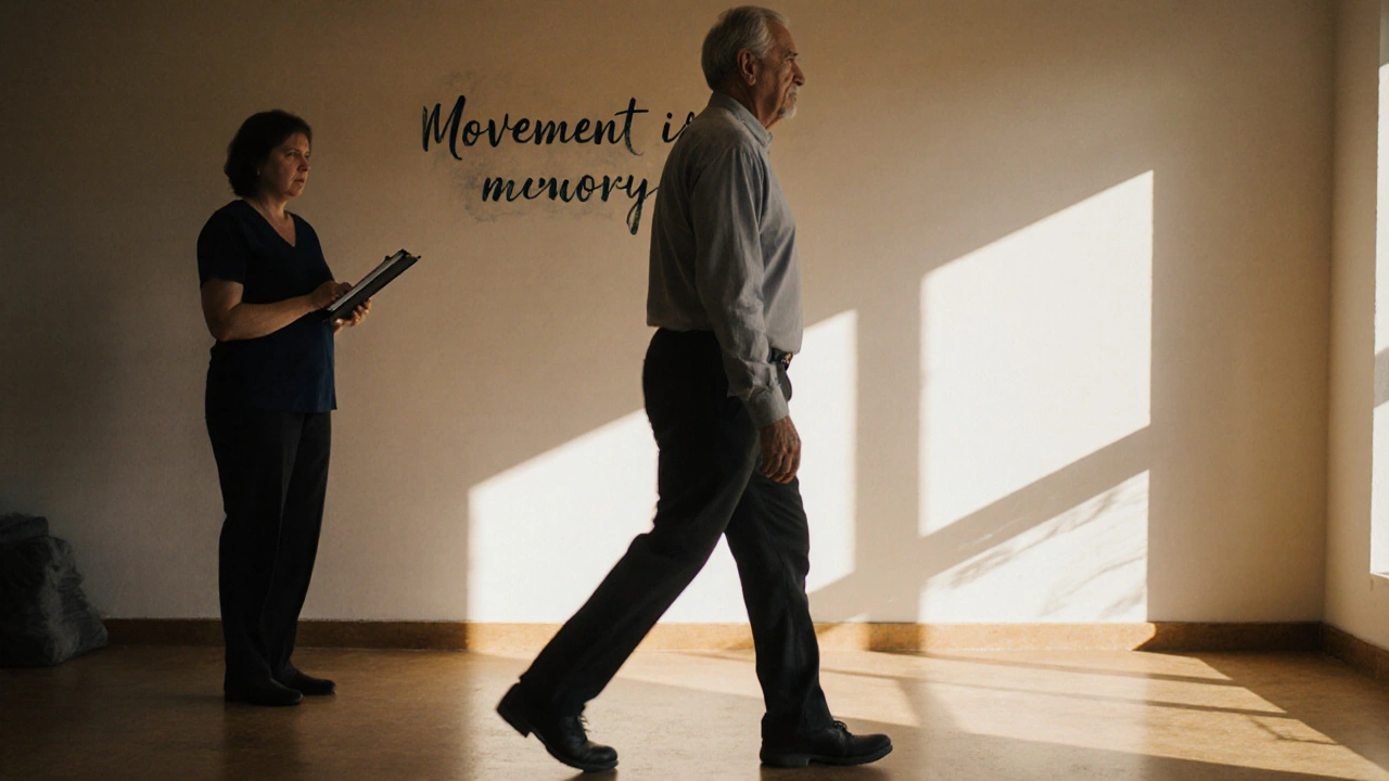 Mann läuft mit neu ausgerichteter Haltung durch ein lichtdurchflutetes Studio, Therapeut beobachtet still.