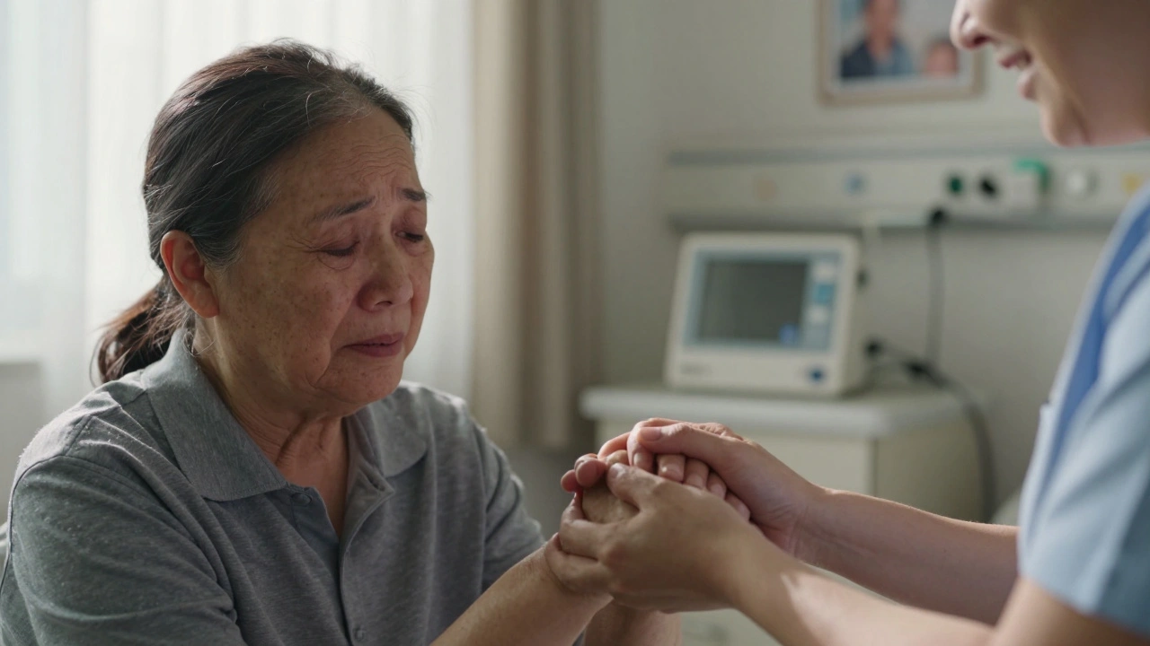 Ein Angehöriger hält die Hand eines demenzkranken Patienten, der zum ersten Mal seit Tagen zurückgreift.