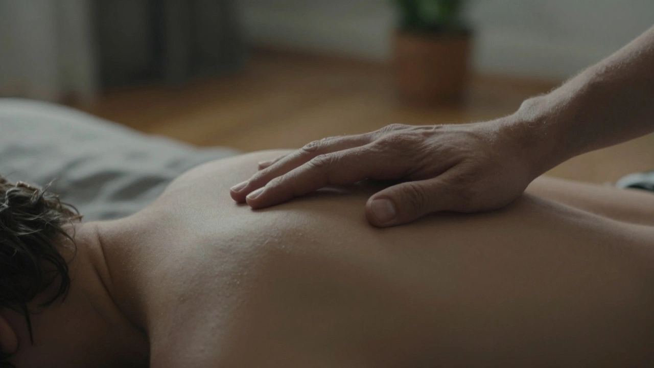 Nahaufnahme von Händen, die sanft auf einer Schulter liegen — Haut entspannt sich unter zärtlicher Berührung.